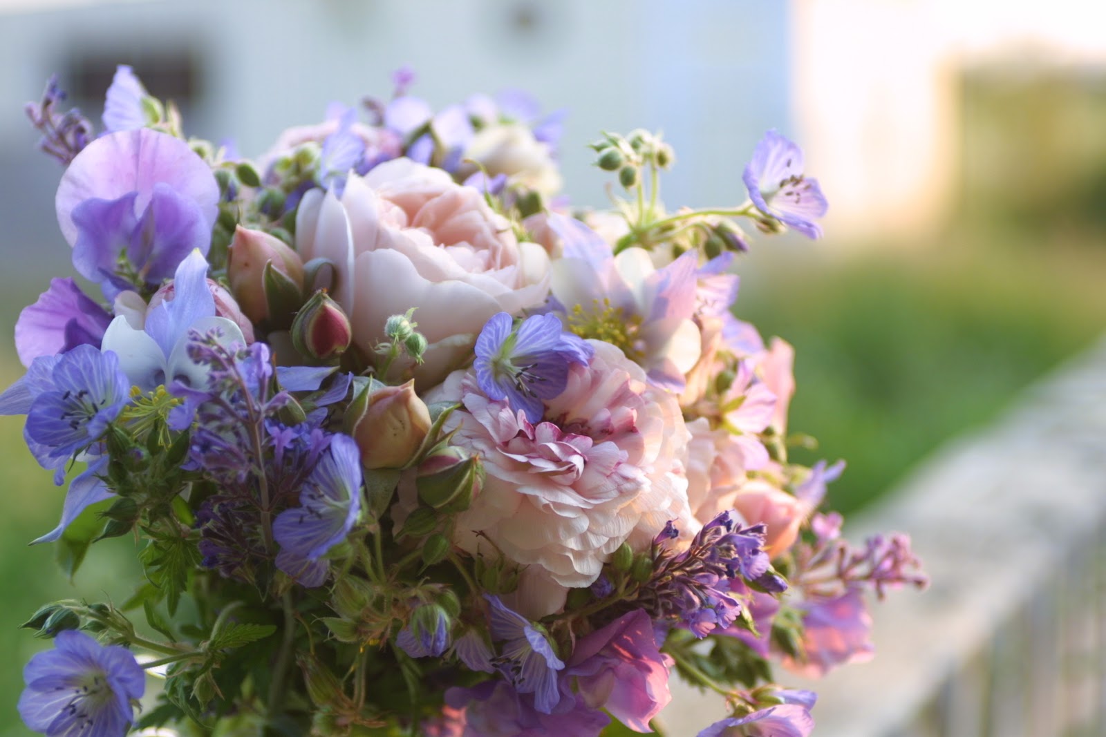 A bouquet of pink and purple flowers