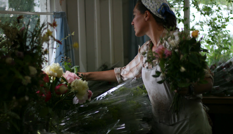 Erin Benzakein making market bouquets