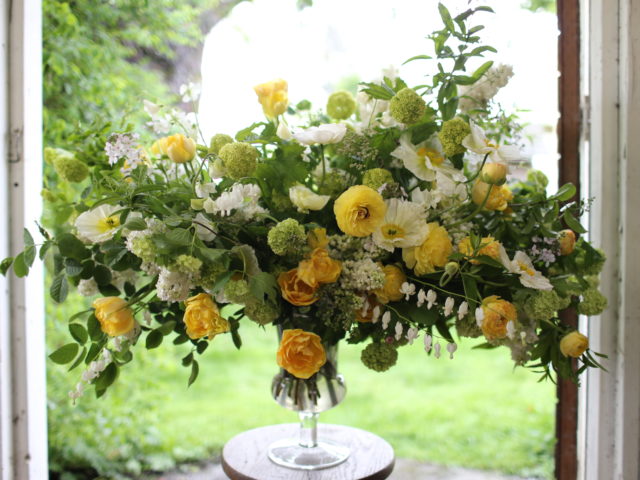 An arrangement of yellow and white flowers
