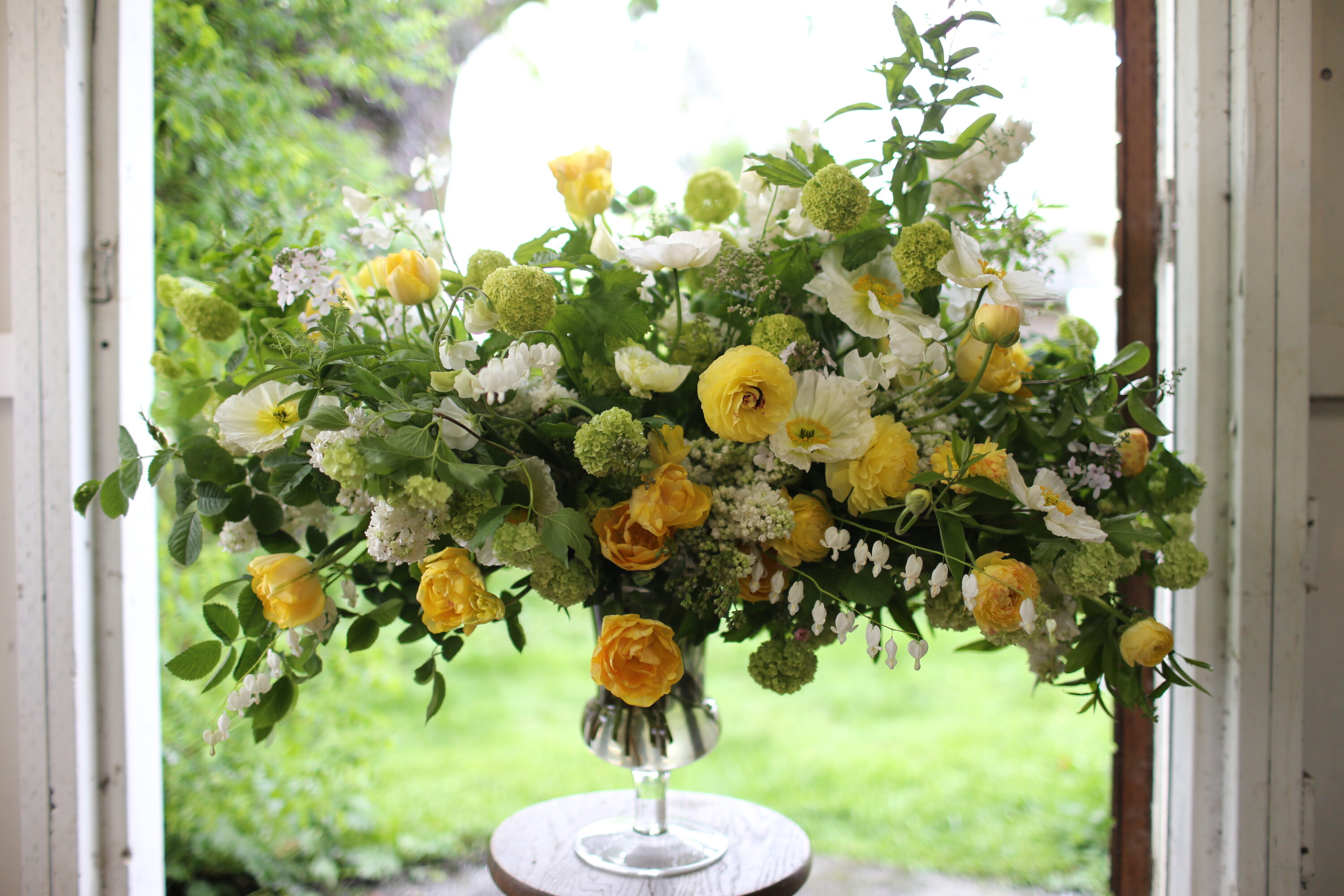 An arrangement of yellow and white flowers