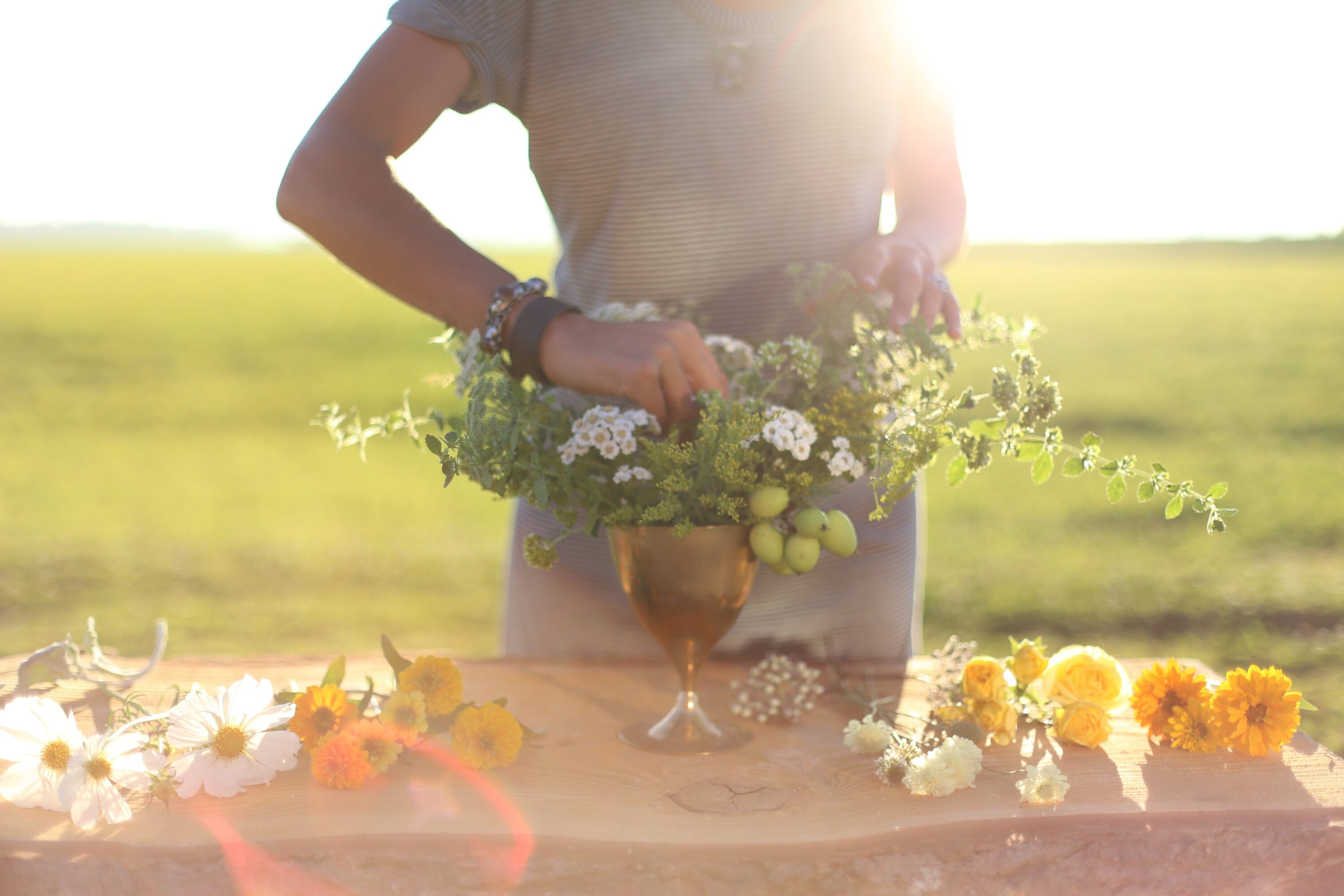 Erin Benzakein arranging flowers at an outdoor table