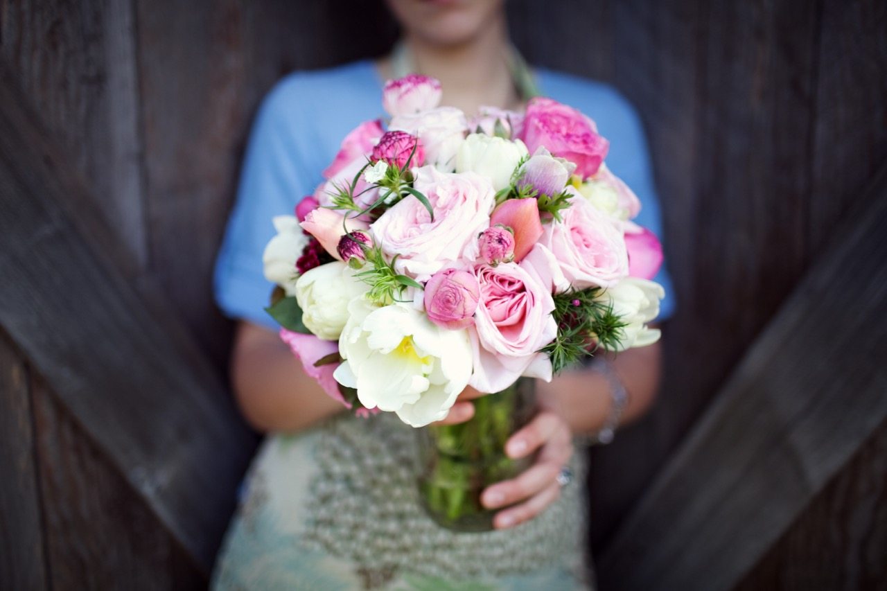 Erin Benzakein holding a flower arrangement