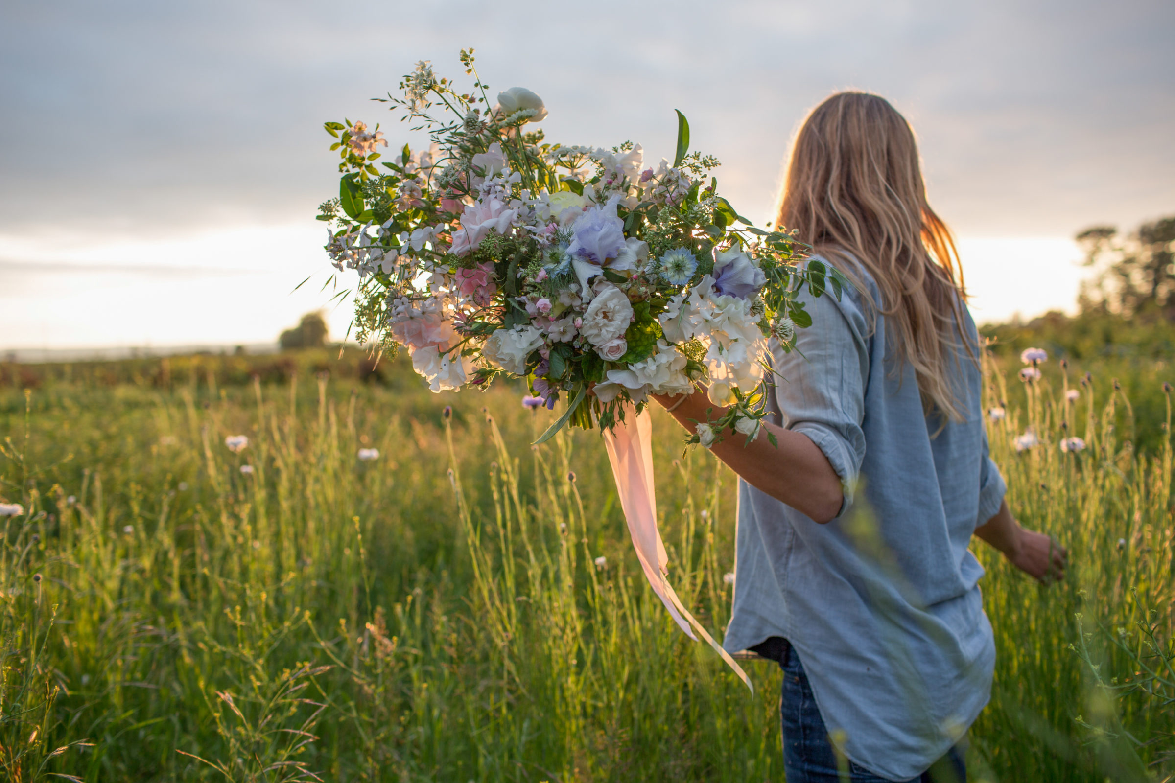 Erin Benzakein in the field with a bouquet