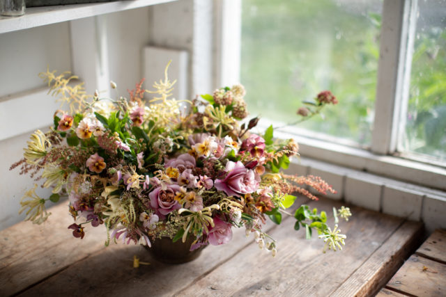 Arrangement with pansies