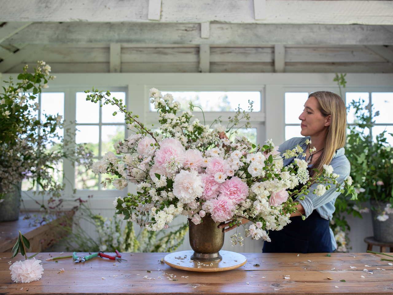 Erin Benzakein demonstrating how to make a seasonal floral arrangement